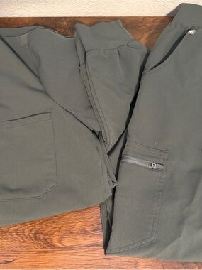 FIGS V-Neck and Jogger Scrubset- Graphite